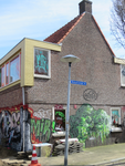 829709 Gezicht op de voor- en zijgevel van het pand Framboosstraat 1 te Utrecht, met graffiti.N.B. De oneven zijde van ...